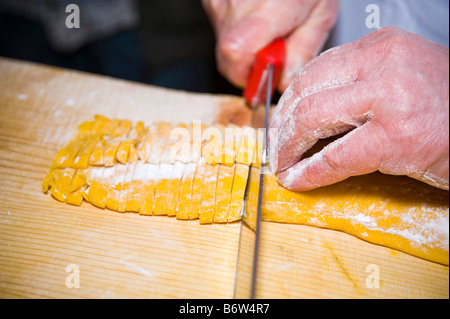 Il taglio a mano fettuccine, close-up. Foto Stock