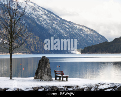 Panca in legno sulla riva del lago vicino a Pertisau, Lago Achensee, Tirolo, Austria Foto Stock
