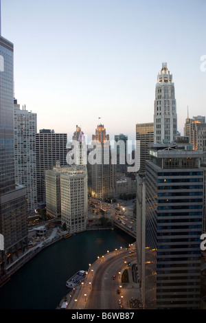 Chicago River con Wrigley Building visto da una posizione elevata al crepuscolo Foto Stock