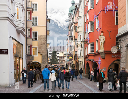 Herzog Friedrich Strasse nel centro della Città Vecchia (Altstadt) a Natale, Innsbruck, in Tirolo, Austria Foto Stock