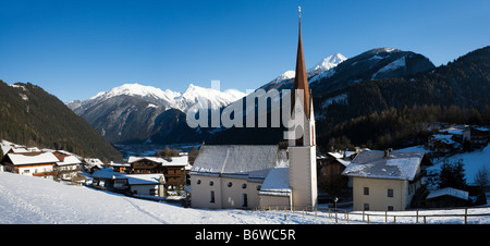 Panorama su Finkenberg guardando verso Mayrhofen, Zillertal (Valle Ziller), Tirolo, Austria Foto Stock