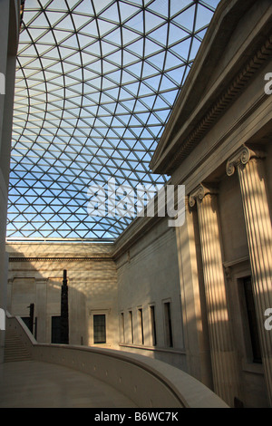 Vista parziale del tetto in vetro sopra la Regina Elisabetta II grande cortile interno al British Museum di Londra, Inghilterra Foto Stock