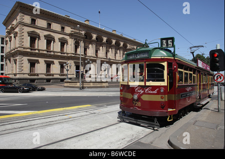 City Circle Tram di fronte al vecchio edificio del Tesoro a Melbourne, Victoria, Australia Foto Stock