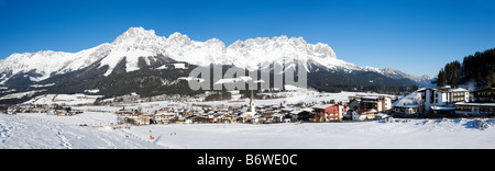 Vista panoramica su vivaio di piste nel resort di Ellmau con le montagne di Wilder Kaiser dietro, Tirolo, Austria Foto Stock