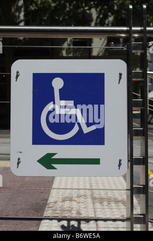 Sedia a rotelle segno a una fermata dei tram rampa a Melbourne, Australia. Foto Stock