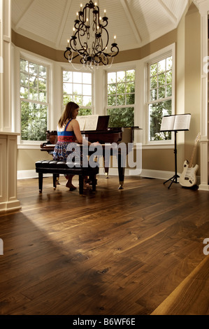 Giovane donna riproduzione di un pianoforte a coda Foto Stock