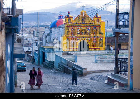 Il canarino-chiesa gialla nel centro di San Andres Xecul. Guatemala Foto Stock