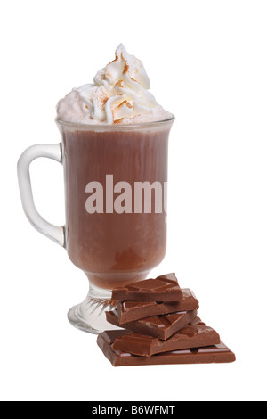 La tazza di cioccolata calda con panna e cioccolato tagliare isolati su sfondo bianco Foto Stock