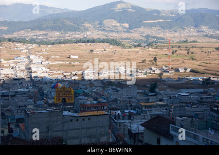 Vista aerea delle Canarie-chiesa gialla nel centro di San Andres Xecul. Guatemala Foto Stock