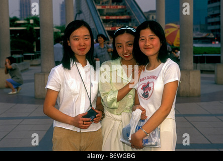 3, tre le donne cinesi, giovani donne, vista frontale, contatto visivo, vista frontale, il Bund, Waitan, città di Shanghai, Comune di Shanghai, Cina Foto Stock