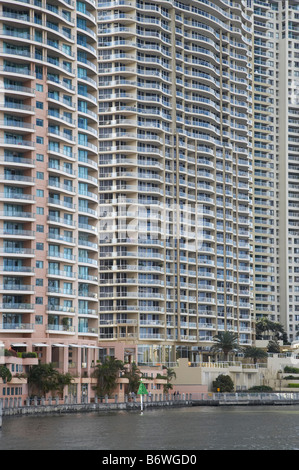 Appartamenti Residenziali e passeggiata lungo il Fiume Brisbane Queensland Australia Foto Stock