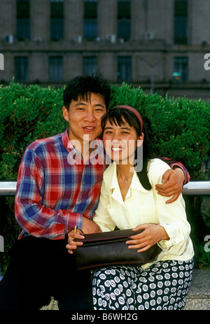 Uomo cinese, donna cinese, uomo, donna, giovane, contatto visivo, vista frontale, ritratto, il Bund, waitan, Shanghai, comune di shanghai, Cina Foto Stock