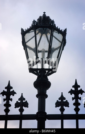 Ornato lampione sulla recinzione che circonda il Volksgarten, Vienna, Austria Foto Stock