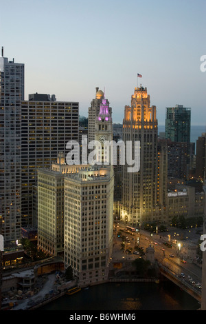 Vista in elevazione del Wrigley Building e Tribune Tower di Chicago al crepuscolo Foto Stock