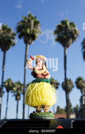 Cruscotto Hula ragazza con palme sullo sfondo Foto Stock