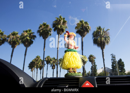 Cruscotto Hula ragazza con palme sullo sfondo Foto Stock