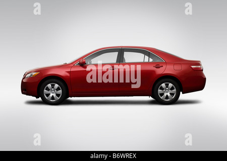 2009 Toyota Camry LE I4 in rosso - Driver Profilo laterale Foto Stock