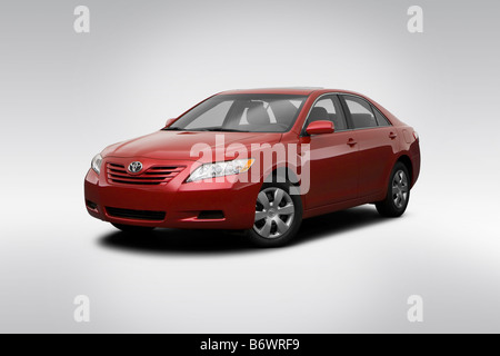 2009 Toyota Camry LE I4 in rosso - Vista anteriore angolare Foto Stock