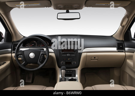 2009 Saturn Outlook XE in marrone - Cruscotto, consolle cambio di marcia visualizzare Foto Stock