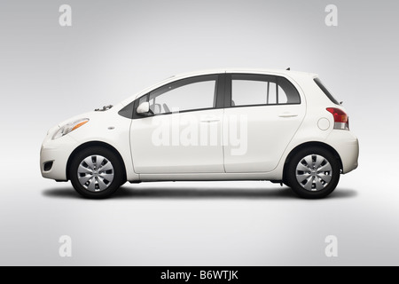 2009 Toyota Yaris in bianco - Driver Profilo laterale Foto Stock