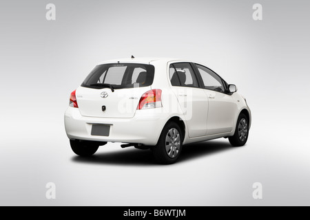 2009 Toyota Yaris in bianco - angolo posteriore vista Foto Stock