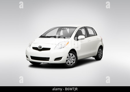 2009 Toyota Yaris in bianco - Vista anteriore angolare Foto Stock