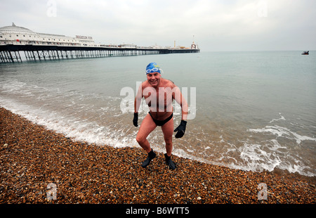 Un membro di Brighton Scuola Nuoto Paul Smith emerge dal mare dopo 4 nuotatori aveva tentato di nuotare al molo e ritorno Foto Stock