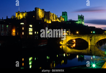 Castello e Cattedrale di Durham di notte con il fiume usura in primo piano, Durham City, nella contea di Durham Foto Stock