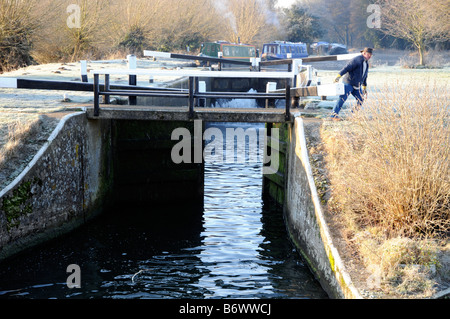 Un blocco è chiuso in corrispondenza della serratura Papercourt sul fiume Wey navigazione nel Surrey, Inghilterra. Foto Stock