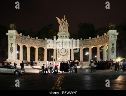 Messico, Città del Messico. Un Hemiciclo Benito Juarez monumento in Alameda Central Park. Foto Stock