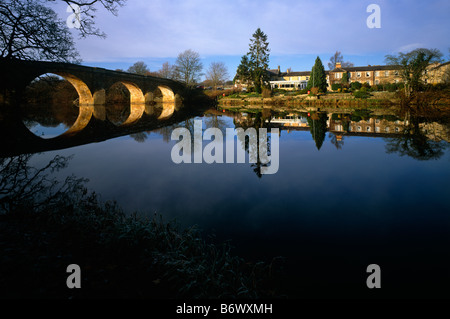 The George Hotel Chollerford e il Ponte sul Fiume Tyne Nord, Chollerford, Northumberland Foto Stock