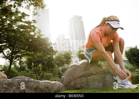 Una giovane donna si rilassa dopo il jogging Foto Stock