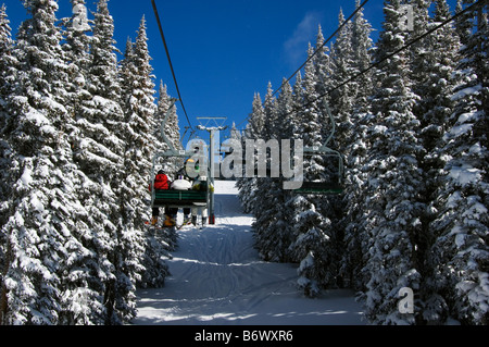 Stati Uniti d'America, Colorado, Vail Ski Resort. Gli sciatori trasportati su una seggiovia a Vail indietro bocce Foto Stock