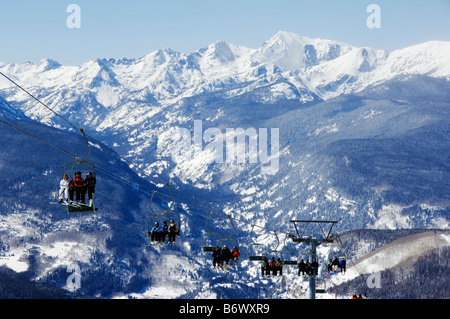 Stati Uniti d'America, Colorado, Vail Ski Resort. Gli sciatori trasportati su una seggiovia a Vail indietro bocce Foto Stock