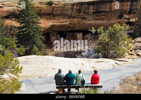 Stati Uniti d'America, Colorado, Mesa Verde National Park. Spruce Tree House rovine la terza più grande del 600 cliff dwellings nel parco Foto Stock