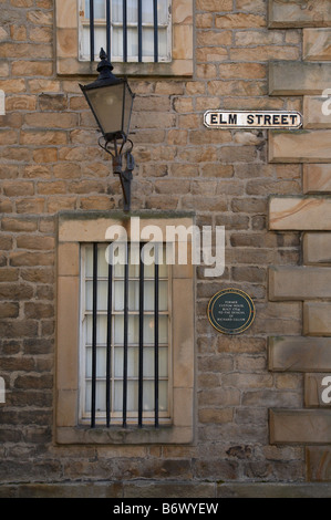 La parete laterale della casa doganale su elm street presso la banchina in Lancaster con un vecchio lampione e targa blu Foto Stock