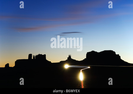 Stati Uniti d'America Arizona Monument Valley Navajo Tribal Park auto sentieri di luce Foto Stock