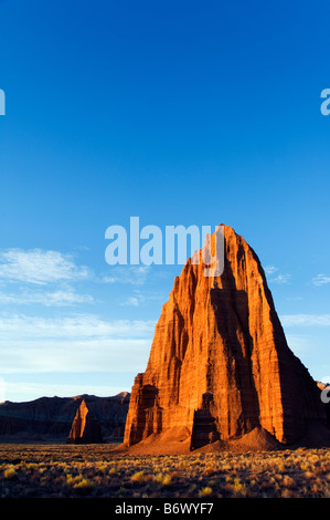 Stati Uniti d'America, Utah, parco nazionale di Capitol Reef. Cattedrale Valley sunrise presso il Tempio del Sole e il più piccolo Tempio della Luna Foto Stock