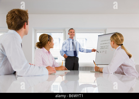 Un docente insegnando agli studenti di business Foto Stock