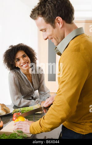 Un paio di preparare il cibo in una cucina Foto Stock
