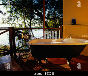 Zambia Livingstone, il River Club. Stanza da bagno all'aperto del Litunga Suite che si affaccia sul fiume Zambesi Foto Stock