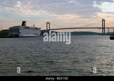 La nave di crociera e ponte di sospensione sulla Gota Alv (Fiume Gota) a Göteborg (Goteborg, Svezia Foto Stock