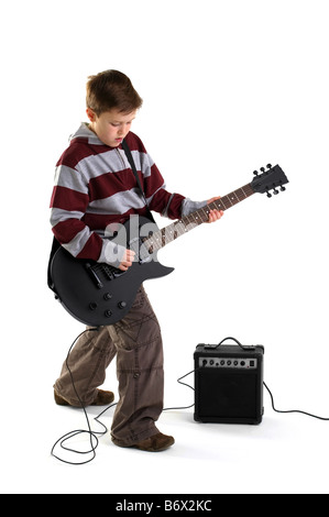 Un ragazzo giocando un nero opaco di chitarra elettrica con amplificatore isolato su uno sfondo bianco Foto Stock