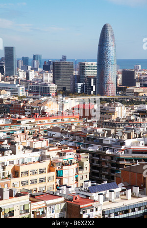 Vista della città di Barcellona e Torre Agbar Tower da Gaudì La Sagrada Familia Foto Stock