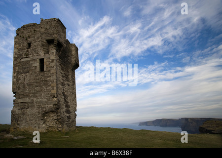 Moher Torre a Hag la testa in corrispondenza delle scogliere di Moher Co Clare Irlanda Foto Stock