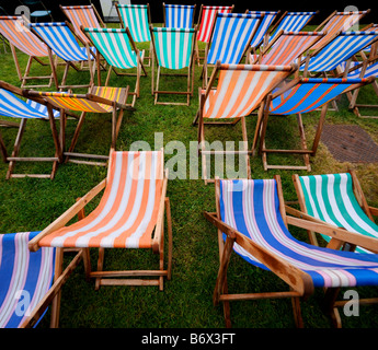 Colorate sedie a sdraio lay vuota come la pioggia smette di giocare a Sussex County Cricket in Hastings. Foto Stock