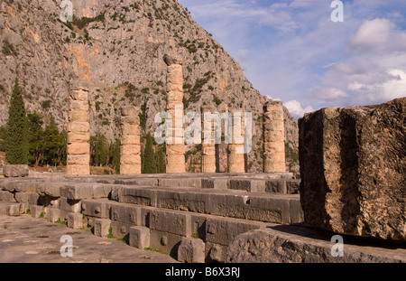 Famose rovine del Tempio Di Apolla nella storica città di Delfi Grecia Foto Stock