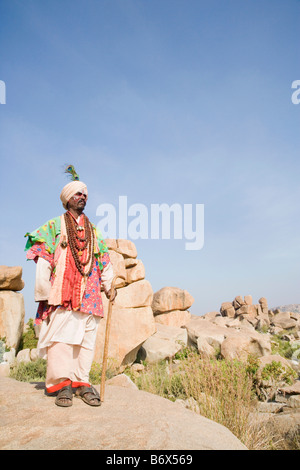 Basso angolo di visione di un sadhu, Hampi, Karnataka, India Foto Stock