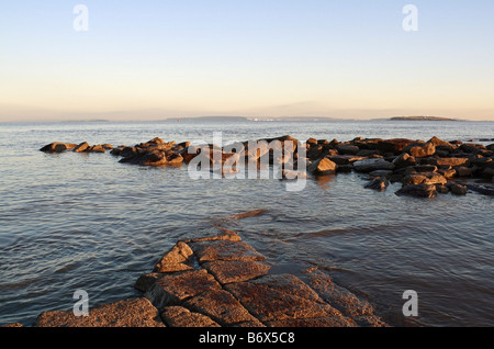 Bassa marea a Lavernock Point sulla costa del Galles, Regno Unito, estuario del Severn, costa gallese, costa britannica, tranquilla vista panoramica del mare e della luce naturale del cielo Foto Stock