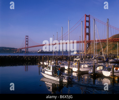 San Francisco - la mattina presto vista del Golden Gate Bridge dalla vicina marina Foto Stock